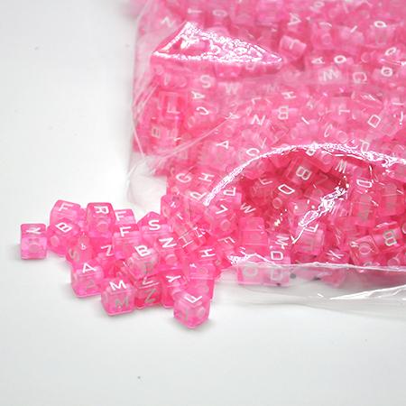 Şeffaf Pembe Üzeri Beyaz Harf Boncuk - 10 mm ( Alfabedeki Tüm Harflerden ÜÇER adet )